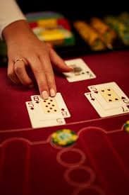 Antarmuka aplikasi mobile rekap 4d menampilkan pilihan permainan kasino langsung, slot, dan taruhan olahraga